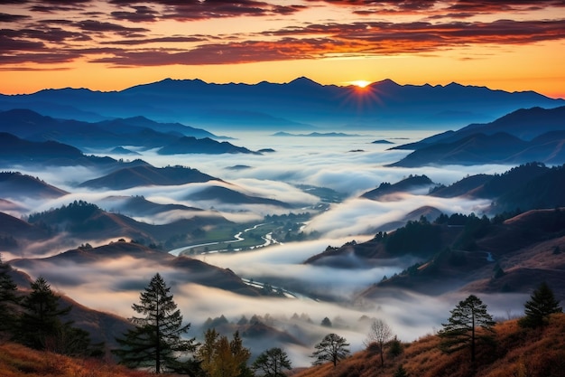 atemberaubender Sonnenaufgang über den nebligen Bergen, professionelle Werbefotografie