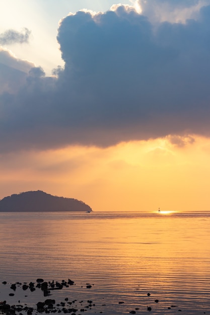 Foto atemberaubender sonnenaufgang über der küste