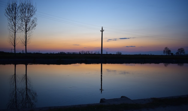 atemberaubender Sonnenuntergang am Fluss Muzza