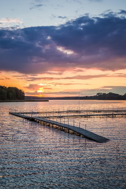 Atemberaubender Sonnenuntergang am See mit dynamischem Himmel im Sommer