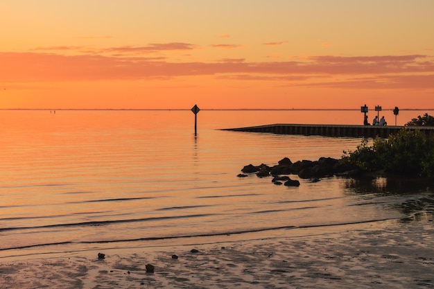 Atemberaubender Sonnenuntergang am Strand eingefangen