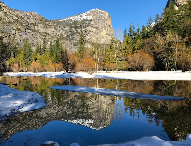 Foto atemberaubender spiegelsee in yosemite im winter