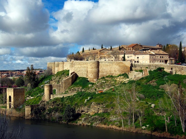 Atemberaubendes Panorama von Toledo, spanisches mittelalterliches Stadtbild, Altstadt von Toledo, Kastilien-La Mancha, Spanien