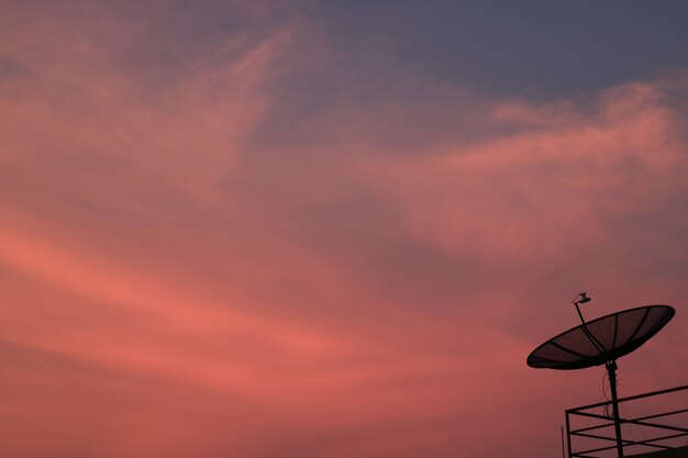 Atemberaubendes Pink und Blue Sunset Afterglow mit der Silhouette der Satellitenschüssel