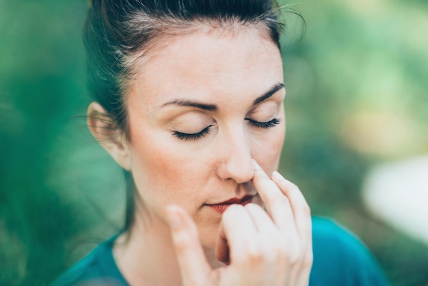 Atemübung Pranayama Abwechselnde Nasenatmung wird häufig zur Linderung von Stress und Angstzuständen durchgeführt