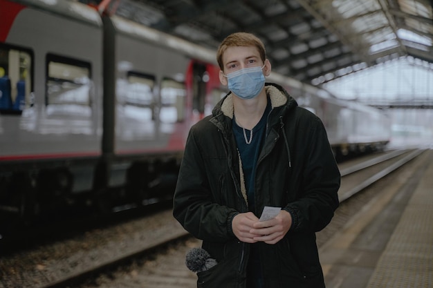 Atemwegserkrankung Coronavirus in Russland Ukraine Mann in einer medizinischen Maske auf der Plattform Pandemie