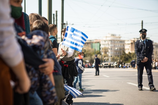 Atenas Attica Grécia 24 de março de 2022 espectadores do desfile do Dia da Independência da Grécia