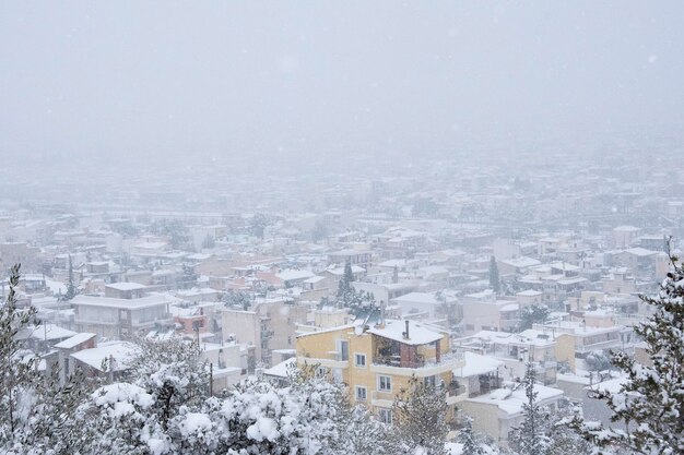 Atenas cubierta por la nieve en un día frío