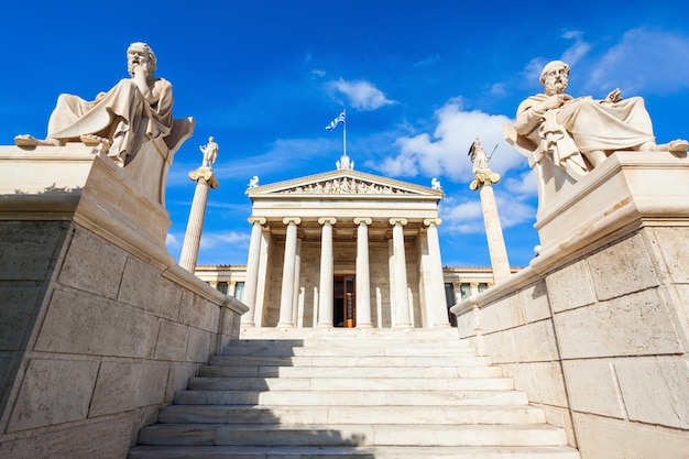 ATENAS, GRÉCIA - 20 DE OUTUBRO DE 2016: O edifício principal da Academia de Atenas, uma da Trilogia de Teófilo Hansens no centro de Atenas, Grécia