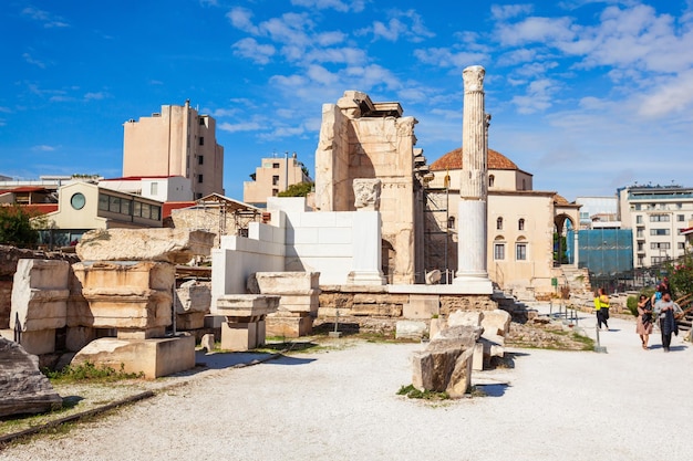 Atenas, Grecia - 20 de octubre de 2016: la biblioteca de Adriano fue creada por el emperador romano Adriano en el lado norte de la Acrópolis de Atenas en Grecia