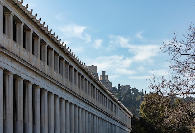 Atenas Grécia Attalus stoa fachada colunas Acrópole fundo da rocha céu azul dia ensolarado