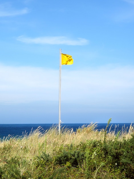 Atenção, bandeira amarela na praia