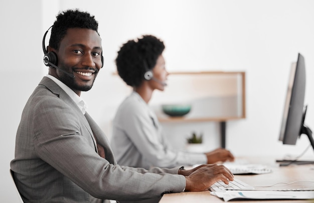 Atención al cliente web y hombre de negocios de Internet en una consulta de ayuda en línea Retrato de un feliz empleado del centro de llamadas de Internet que trabaja en consultoría de tecnología crm digital y contáctenos telemarketing