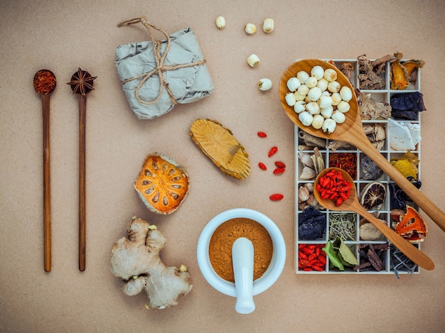 Atención médica alternativa y medicina herbal. Secado varias hierbas chinas en caja de madera.