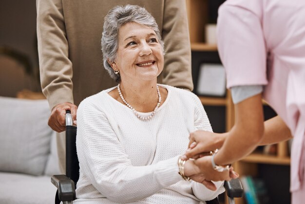 Atención médica para discapacitados y hogar de ancianos con una paciente anciana en silla de ruedas mientras habla con una enfermera Apoyar la confianza y la atención médica con una mujer madura y un profesional de la medicina en una clínica