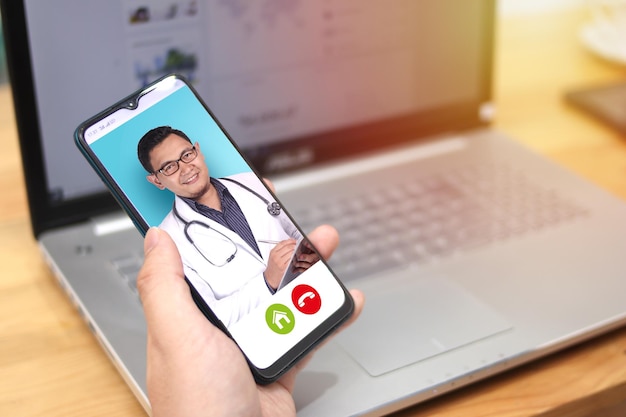 atención médica en línea aplicación para teléfonos inteligentes médico de sexo masculino sonriente telemedicina videollamada