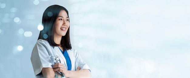 Foto atención médica y médica una doctora sonriente y una mente de servicio con pacientes vienen al hospital