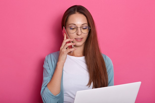 atenciosa mulher jovem atraente tendo conversa, falando por telefone