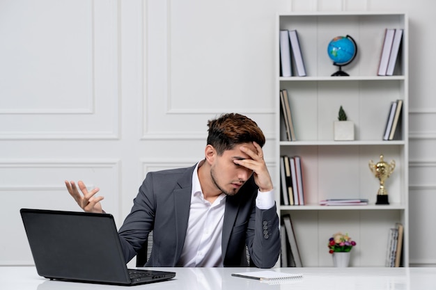 Atendimento ao cliente bonitinho em terno de escritório com computador muito cansado e irritado