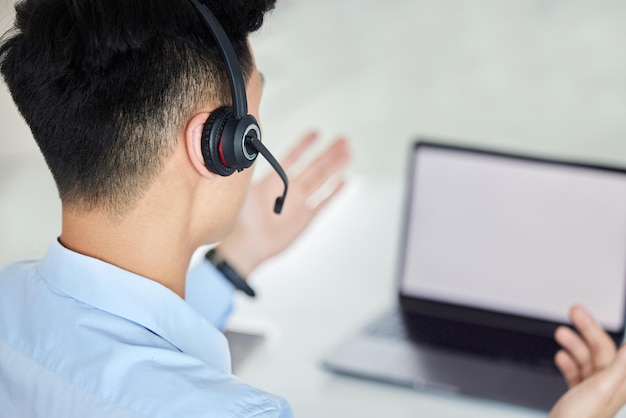 Atendimento ao cliente de call center e telemarketing com um homem trabalhando em um laptop com um fone de ouvido em seu escritório Crm entre em contato conosco e consulte um consultor masculino no trabalho em vendas ou suporte