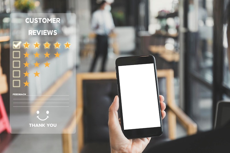 Foto atendimento ao cliente e conceito de satisfação as mulheres seguram a tela vazia do telefone inteligente escolhem o ícone de 5 estrelas para dar satisfação na classificação do serviço muito impressionado no coffeeshop