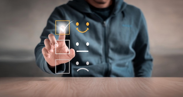 Atendimento ao cliente e conceito de satisfação, empresários estão tocando a tela virtual no ícone de carinha feliz para dar satisfação no serviço. classificação muito impressionado