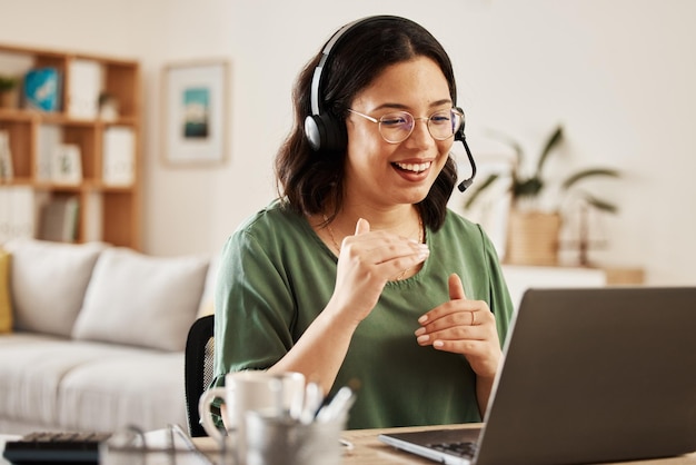 Foto atendimento ao cliente em casa laptop videoconferência e mulher feliz explicar serviço de seguros telecomunicações ou vendas em webinar trabalho remoto freelance conferência on-line ou pessoa consultoria em conexão de rede