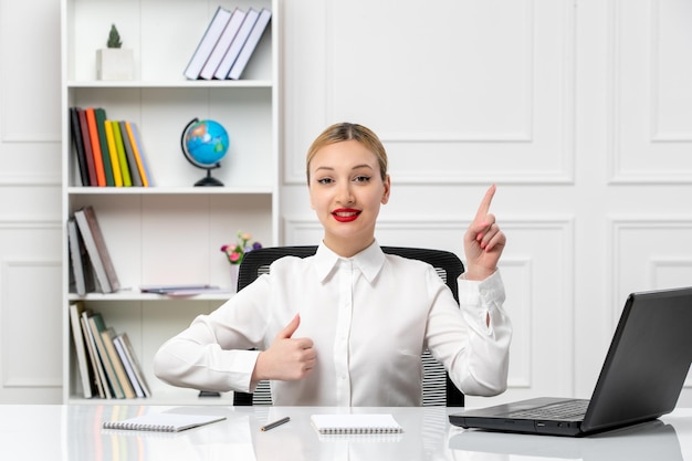 Atendimento ao cliente linda garota de camisa branca com batom vermelho e laptop mostrando um bom gesto