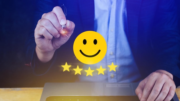 Atendimento ao cliente melhor excelente experiência de classificação de negócios Avaliação positiva e feedback Conceito de pesquisa de satisfação Mão de um empresário mostra rosto de sorriso feliz com cinco estrelas