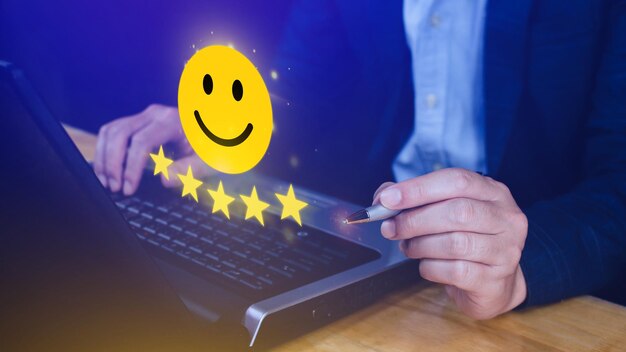 Atendimento ao cliente melhor excelente experiência de classificação de negócios Avaliação positiva e feedback Conceito de pesquisa de satisfação Mão de um empresário mostra rosto de sorriso feliz com cinco estrelas