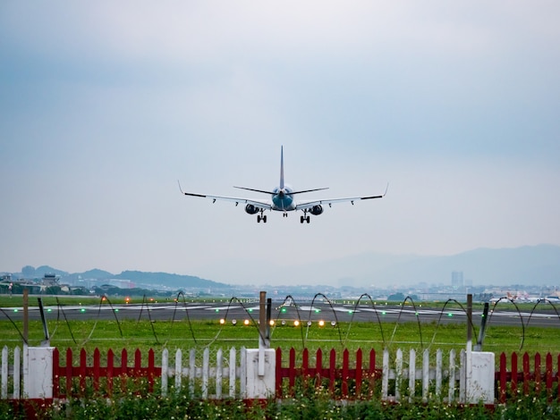 Aterragem de avião na cidade de taipei, taiwan.