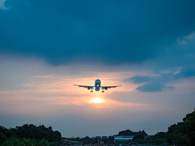 Aterrizaje de avión en la ciudad de Taipei, Taiwán.