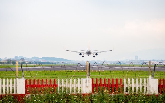 Aterrizaje de aviones en Taipei, Taiwán.