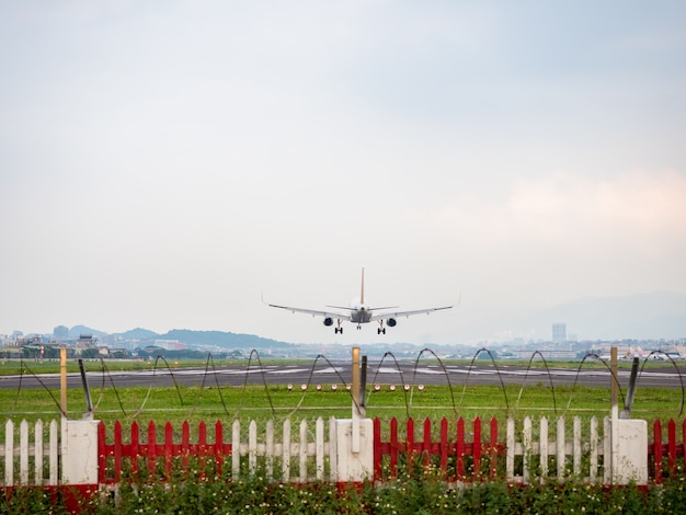 Foto aterrizaje de aviones en taipei, taiwán.