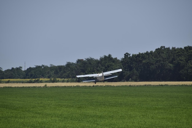 Aterrizaje en el campo para el llenado de fertilizantes An2