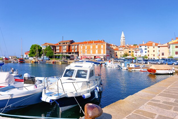 Aterro da marina e barcos no mar Adriático na aldeia piscatória de Izola, Eslovénia