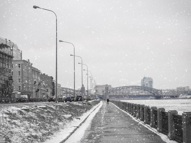 Aterro de inverno vazio em são petersburgo com vista para o rio neva.