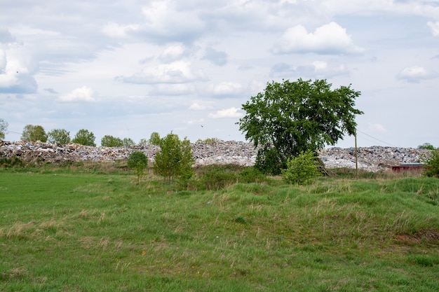 Aterro de lixo doméstico em desastres naturais.