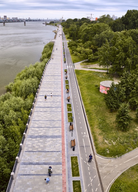 Aterro de novosibirsk mikhailovskaya no verão no rio ob