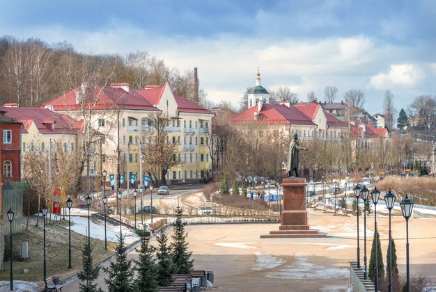 Aterro de smolenskaya e um monumento ao príncipe vladimir em smolensk sob o céu azul da primavera