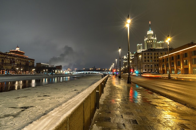 Aterro de visão noturna com trilhas leves de carroCidade de Moscou Rússia