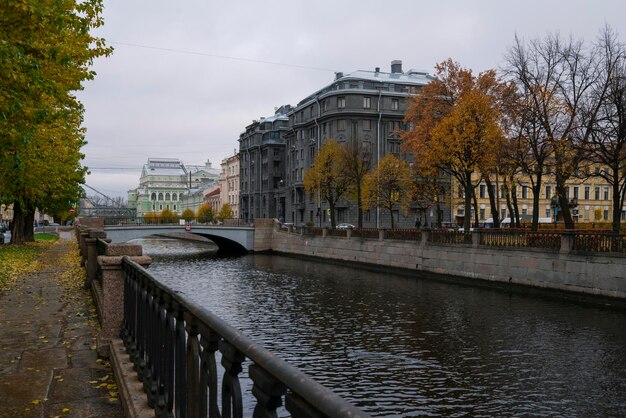 Aterro do Canal Kryukov e um prédio de apartamentos feito de granito cinza escuro São Petersburgo Rússia