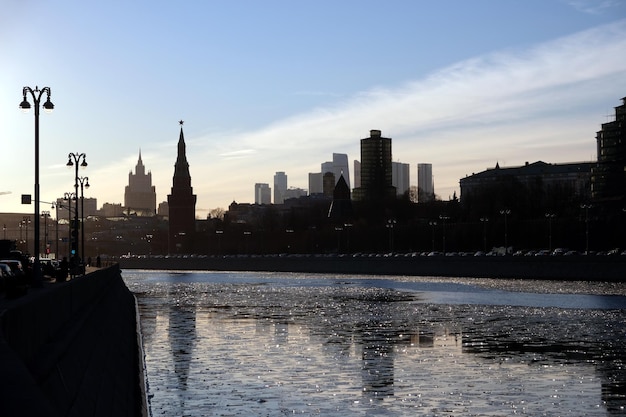 Aterro do rio Moskva e silhuetas de edifícios e torres em luz suave em um belo pôr do sol