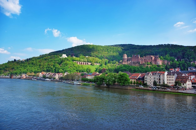 Aterro do rio Neckar em Heidelberg em Baden-Wurttemberg da Alemanha.