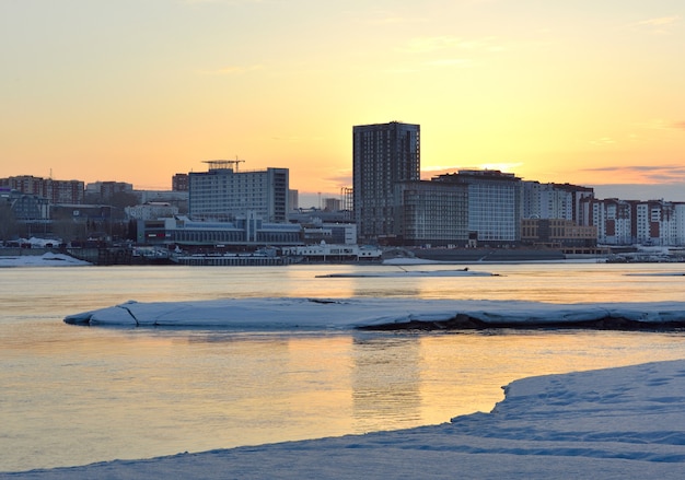 Aterro em Novosibirsk na primavera