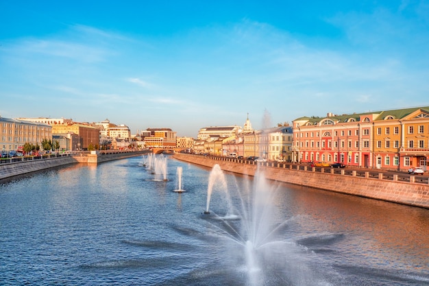 Aterro kadashevskaya, fontes em moscou belas vistas do outono em moscou