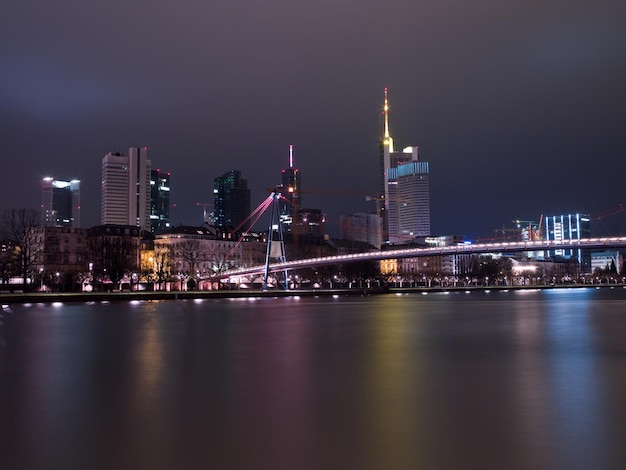 Aterro na Alemanha à noite com vista para a bela casa luminosa