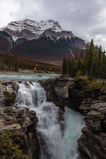 Athabasca Falls durante un día nublado