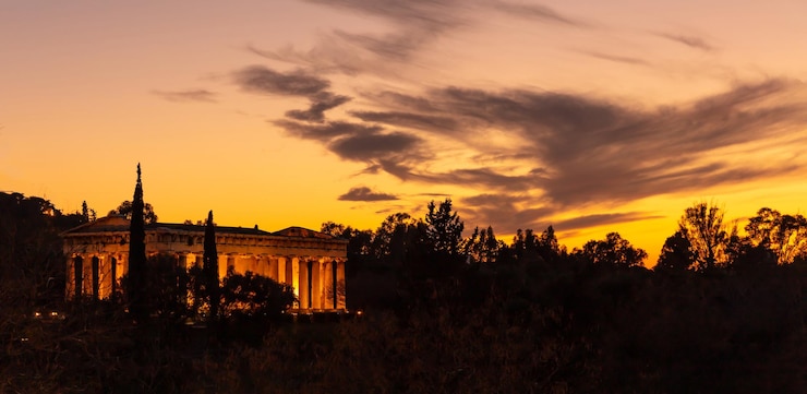 Foto athen griechenland hephaistos-tempel beleuchtet bei sonnenuntergang orange farbe himmel