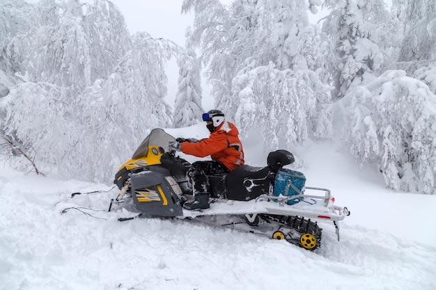 Athlet auf einem Schneemobil